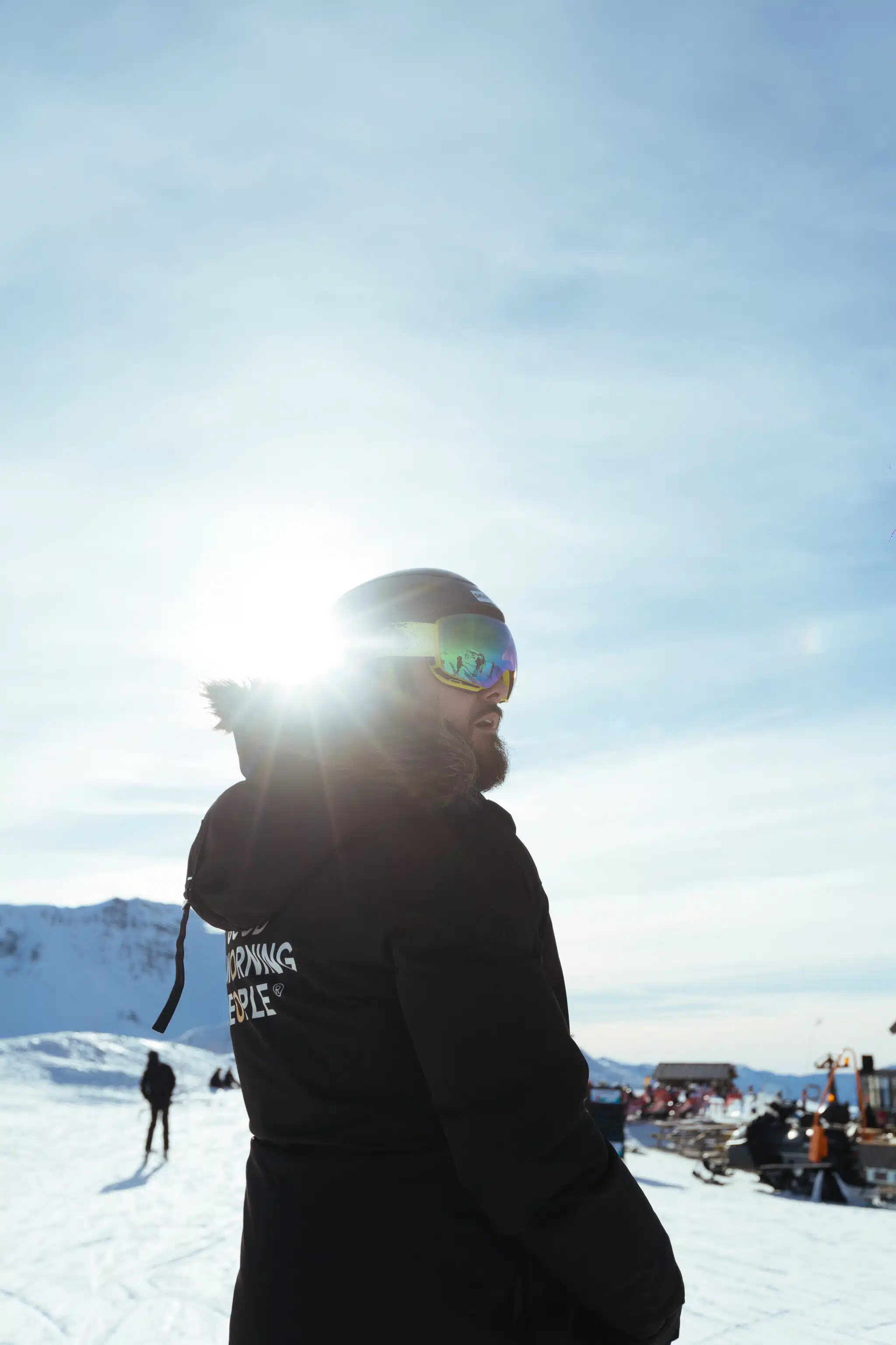 Skieur casqué au soleil sur les pistes de Risoul 1850