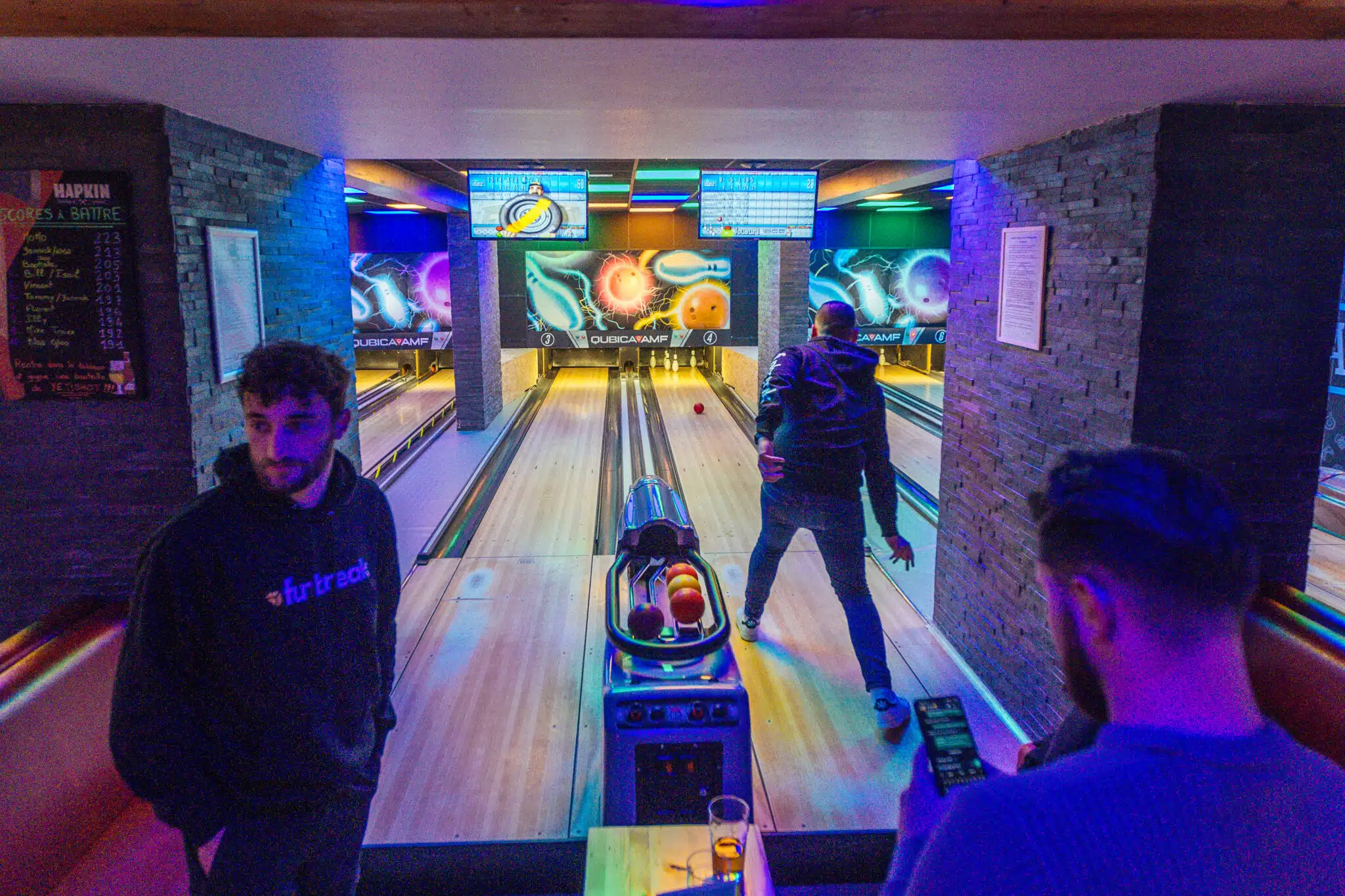 Partie de bowling entre amis sous les néons, à Risoul 1850