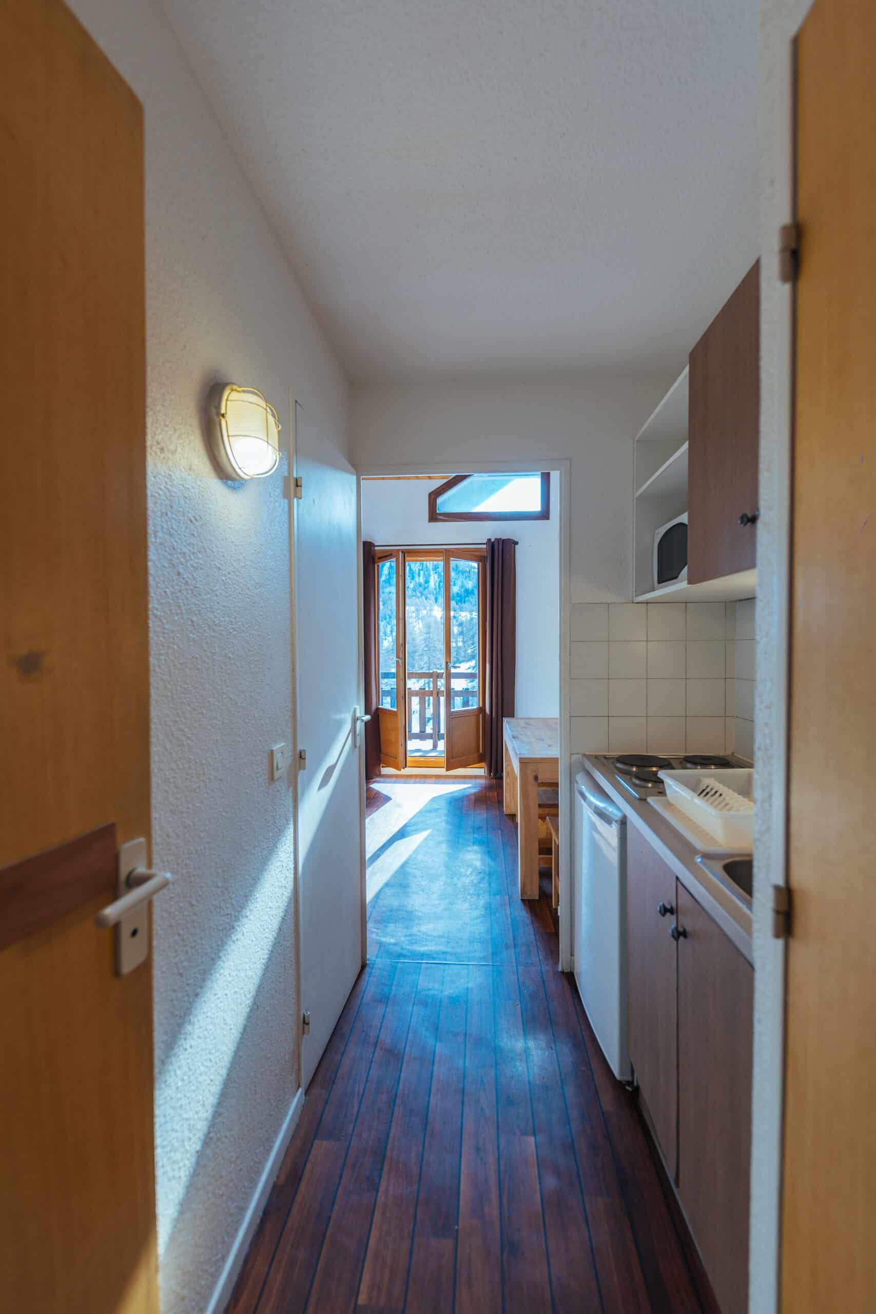 Entrée et coin cuisine du duplex 6 personnes au Front de Neige 1900