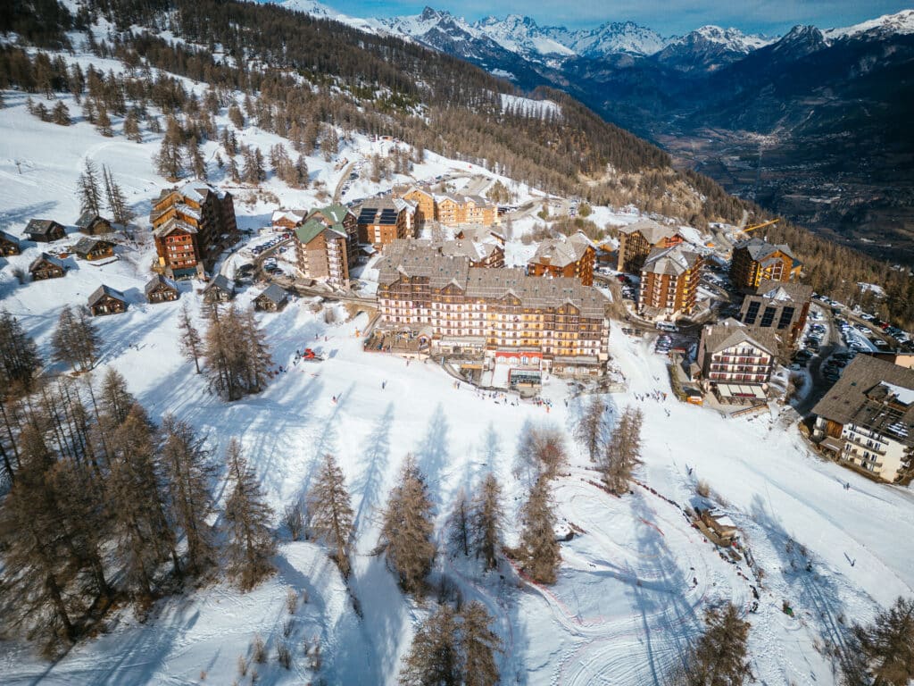 Vue aérienne de Risoul 1850 enneigée, face aux sommets des Hautes-Alpes