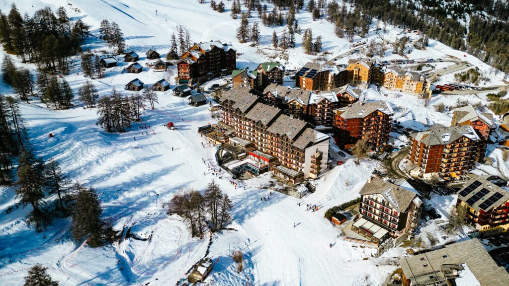 Vue aérienne des résidences du front de neige de Risoul 1850, au pied des pistes